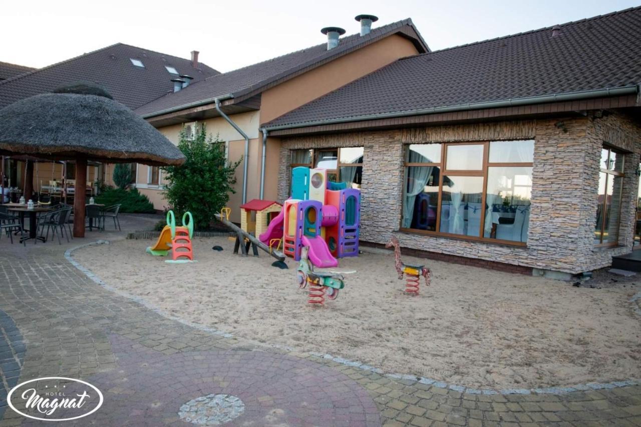 Hotel Magnat Słupca エクステリア 写真